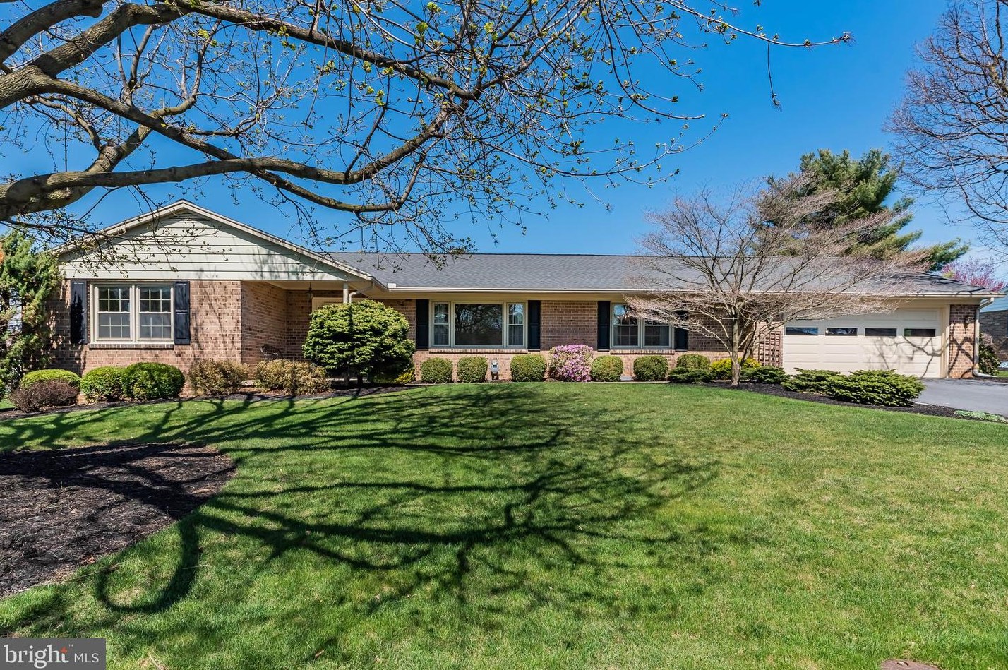 205 Sherwood Dr, Chambersburg, PA 17202-4454