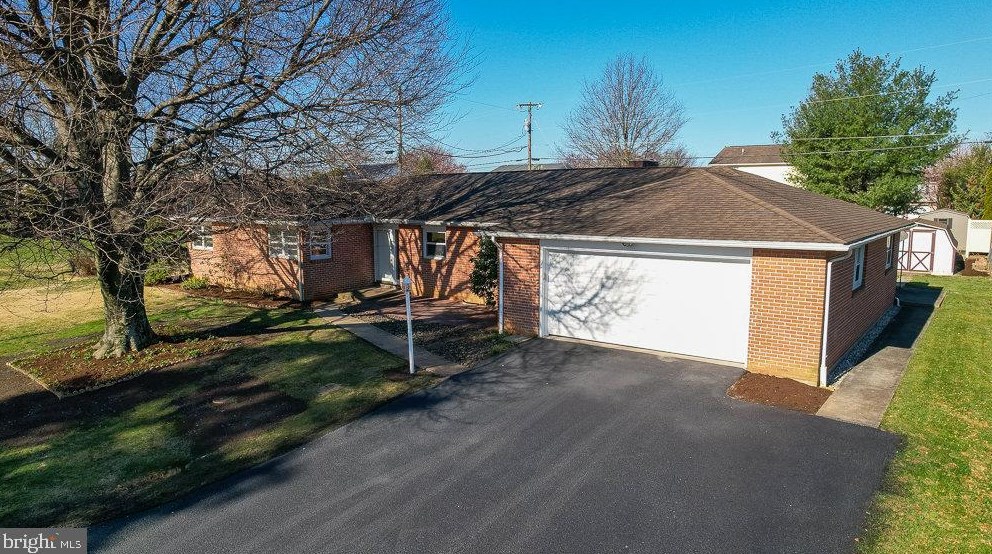 211 Highland Cir, Chambersburg, PA 17202-4444