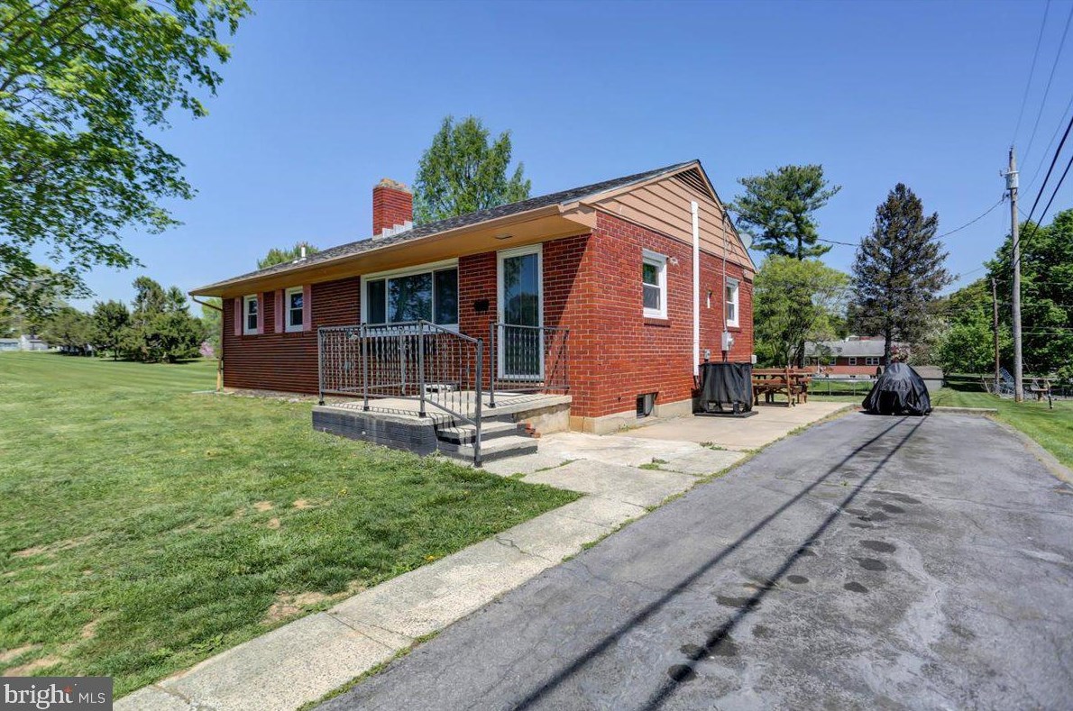 325 9th St, Roadside PA  17268-2125 exterior
