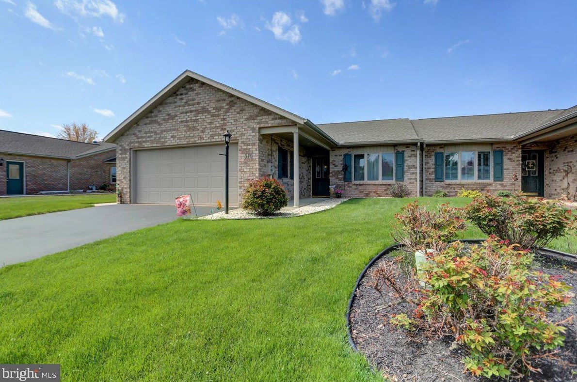 310 Parkwood Dr, Chambersburg, PA 17201-4530