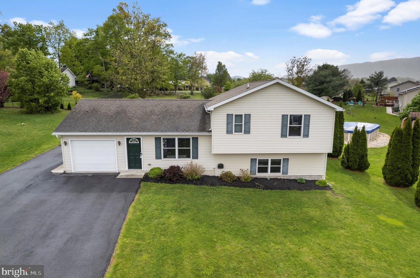 10137 Cardinal Dr, Orrstown, PA 17244