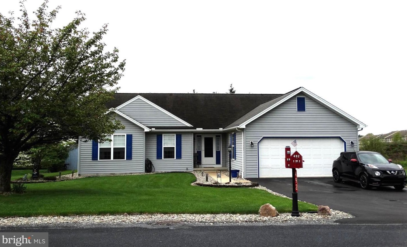 492 Franklin Square Dr, Chambersburg, PA 17201-1465