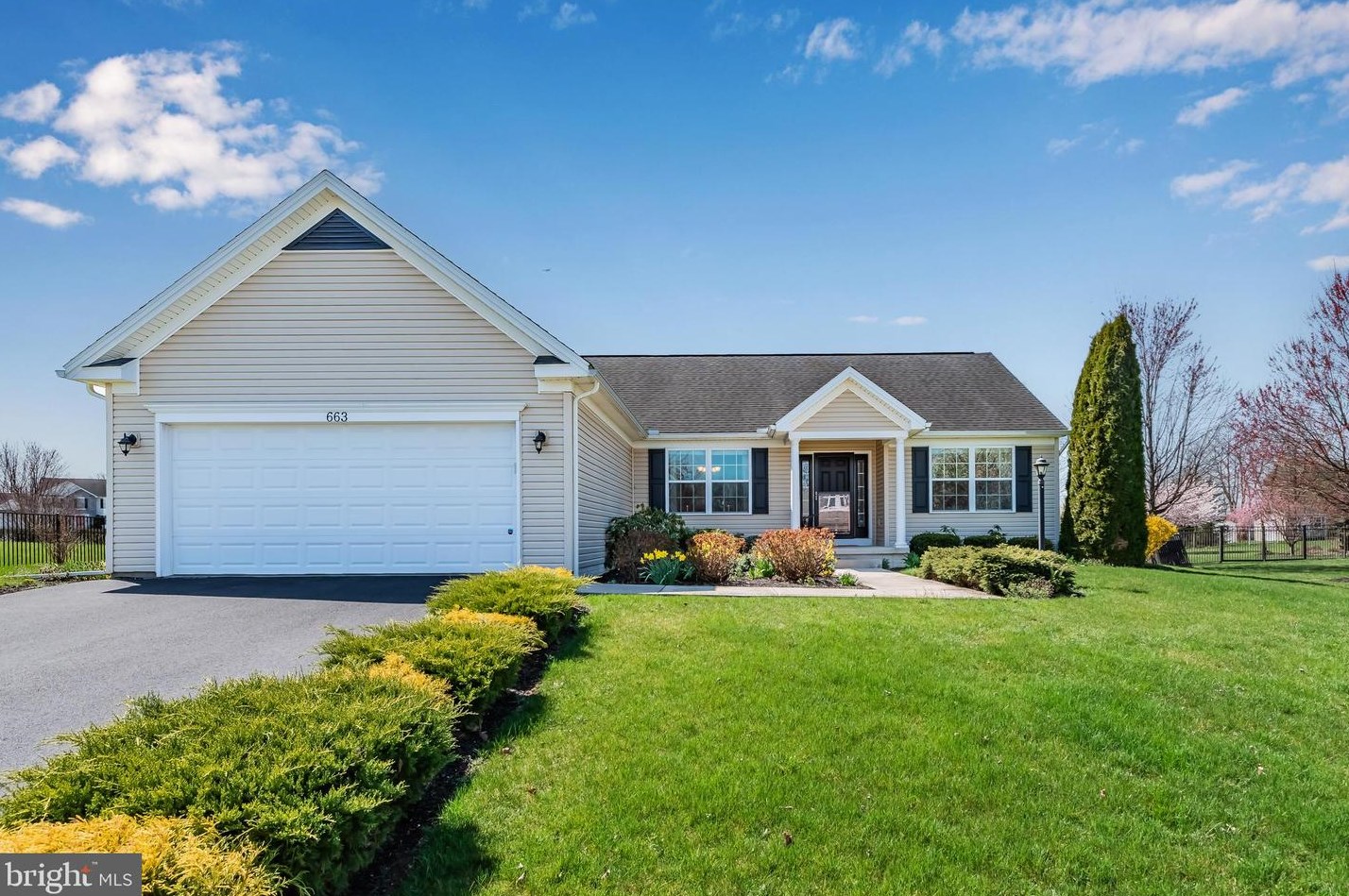 663 Franklin Square Dr, Chambersburg, PA 17201-1400