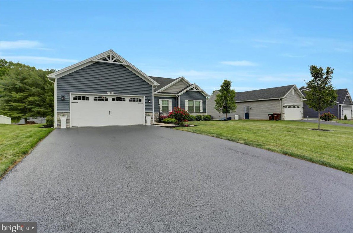 416 Castleton Dr, Chambersburg, PA 17202