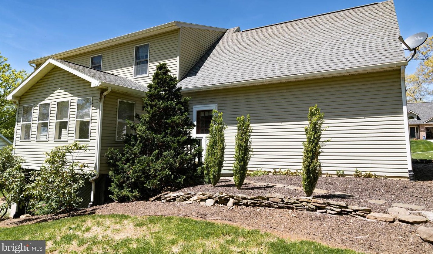 6106 Greenbriar Ln, Fayetteville PA  17222-9676 exterior