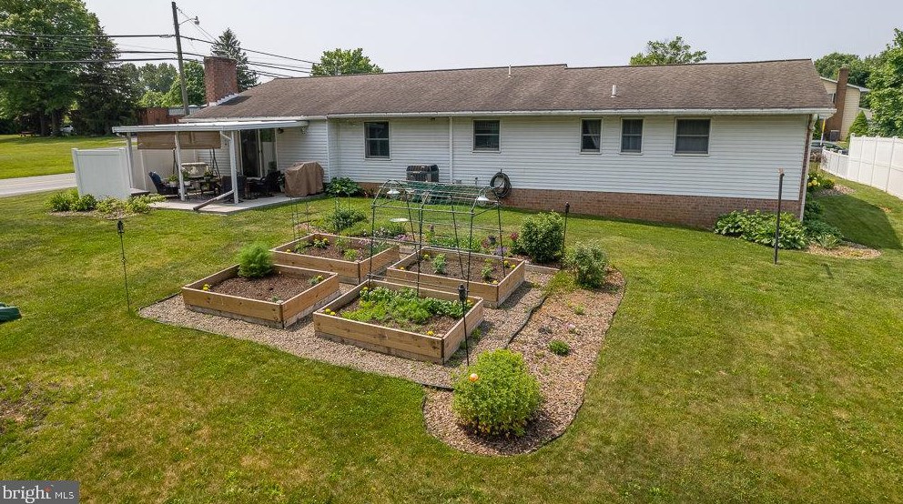 15 Jackson Dr, Chambersburg PA  17201-8962 exterior