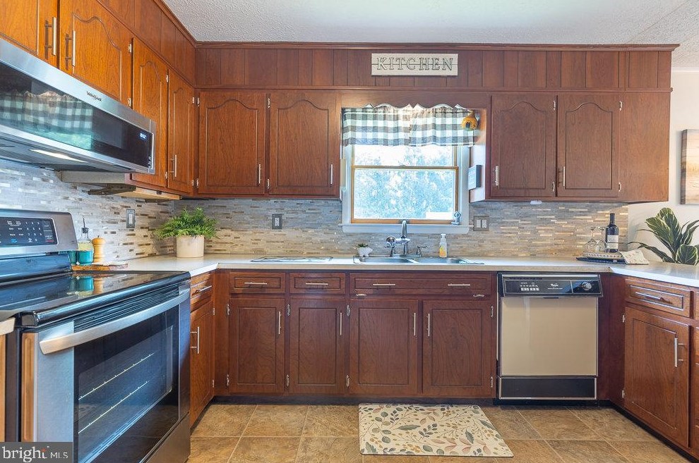 15 Jackson Dr, Chambersburg PA  17201-8962 exterior