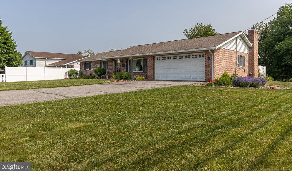 15 Jackson Dr, Chambersburg PA  17201-8962 exterior