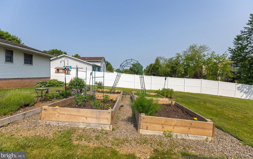 15 Jackson Dr, Chambersburg PA  17201-8962 exterior