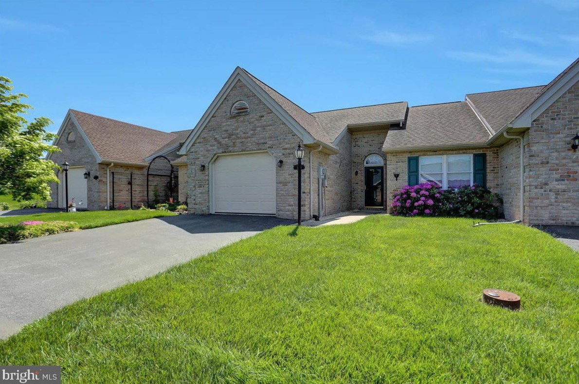 2391 Majestic Ct, Chambersburg, PA 17202-8093