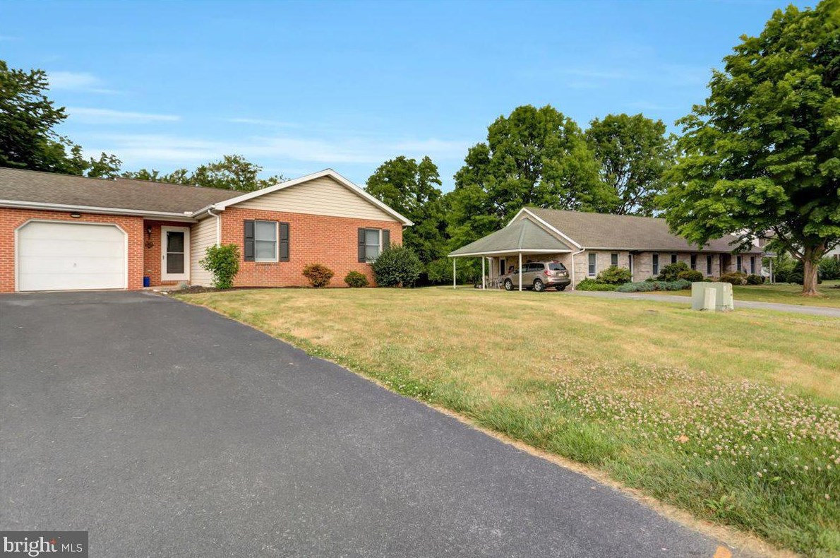 237 Hedgerow Dr, Chambersburg, PA 17202