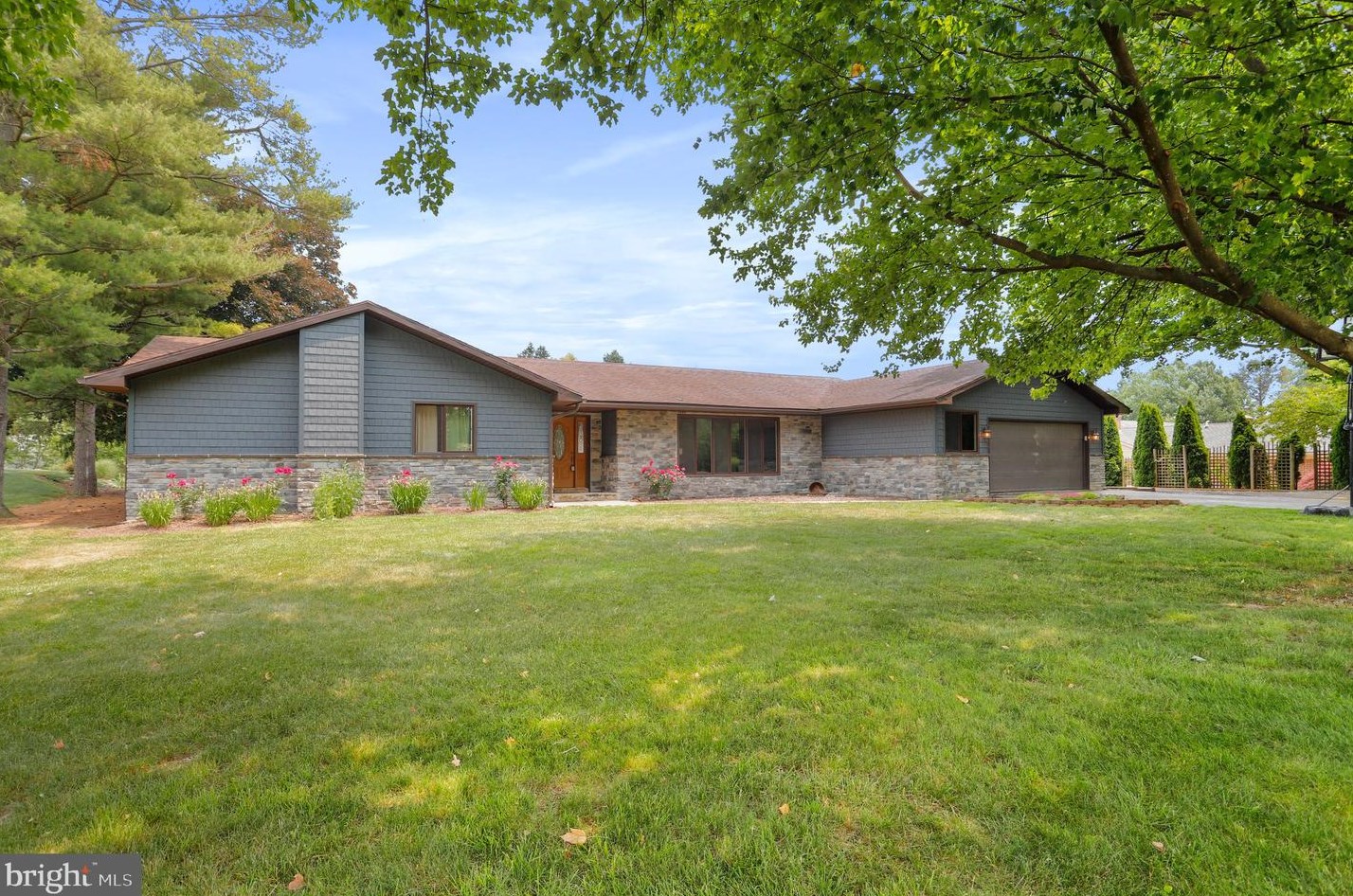450 Larkspur Ln, Chambersburg, PA 17202-3148