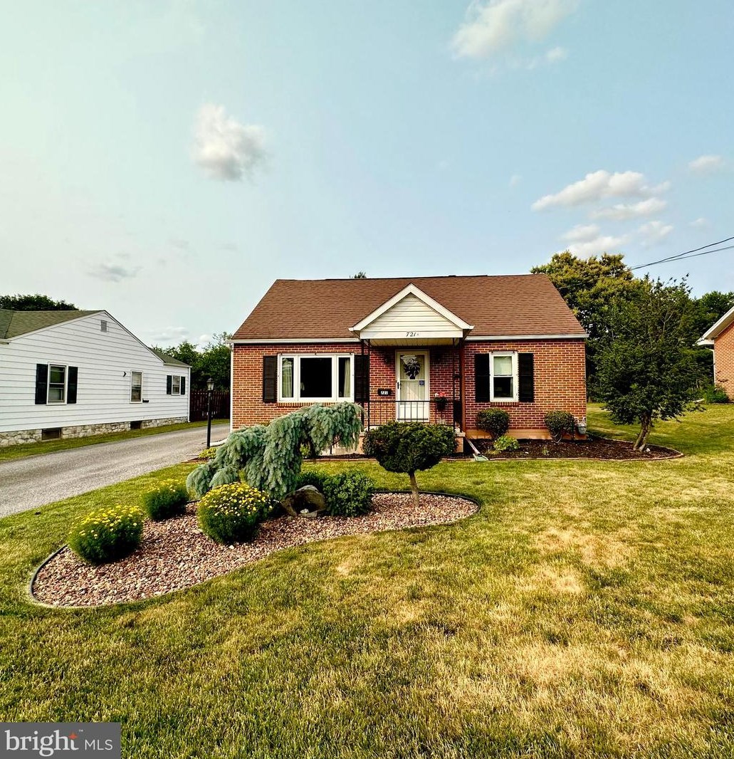 721 Stanley Ave, Chambersburg, PA 17201-2835