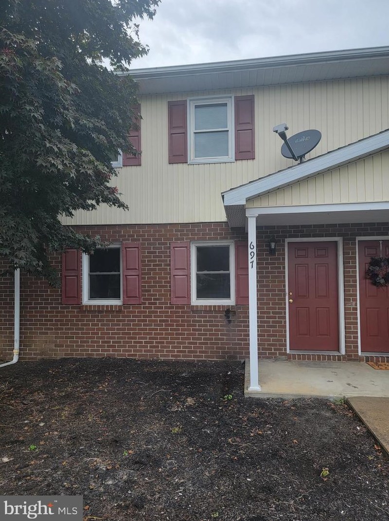 697 Center Dr, Chambersburg, PA 17202-9463