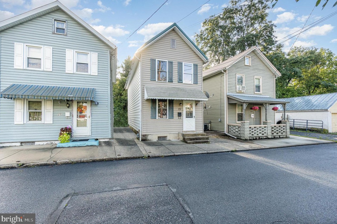 254 Mount Moriah St, Chambersburg, PA 17201-2636