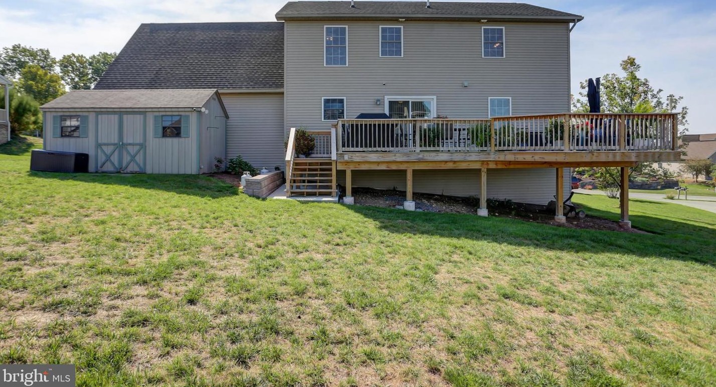 215 Cresthaven Dr, Fayetteville PA  17222-9377 exterior