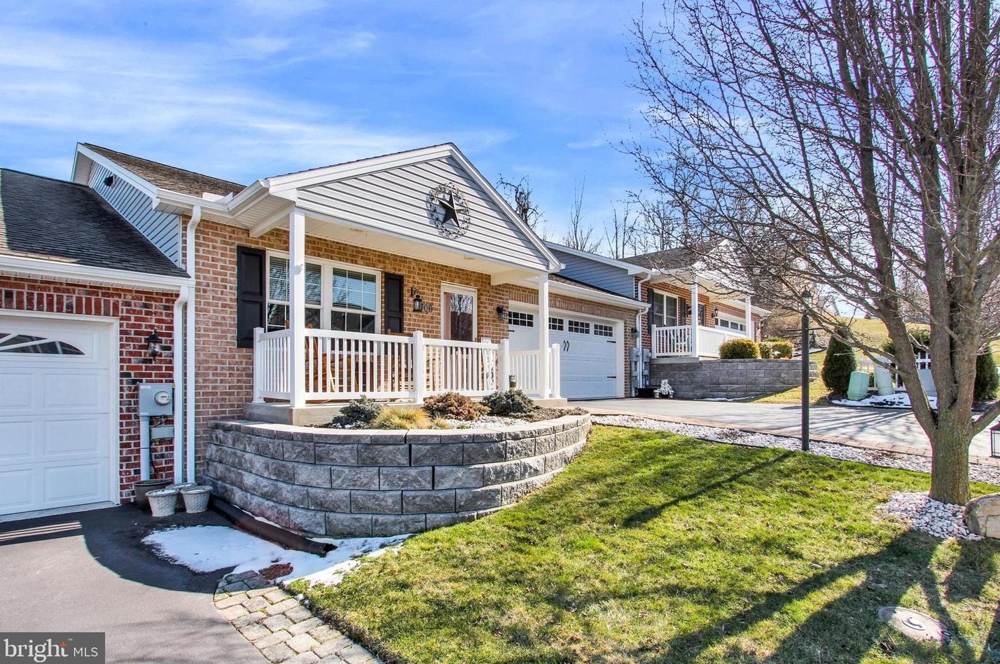 706 Golden Spring Dr, Roadside, PA 17268-2915