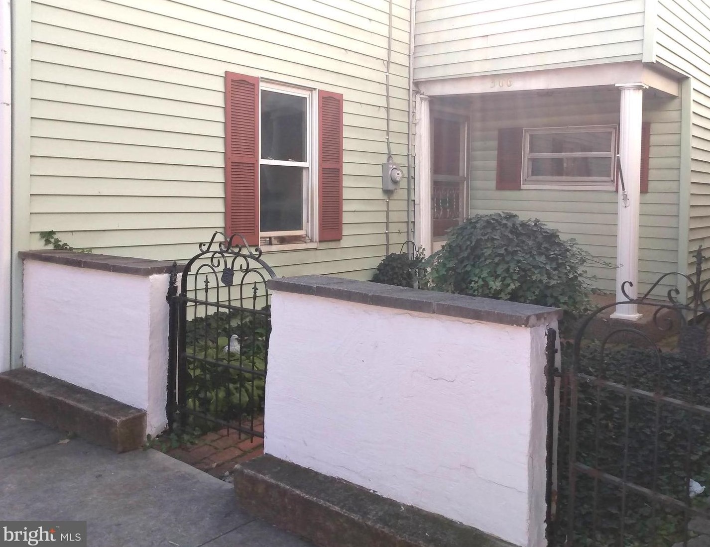 306 Queen St, Chambersburg, PA 17201-2324