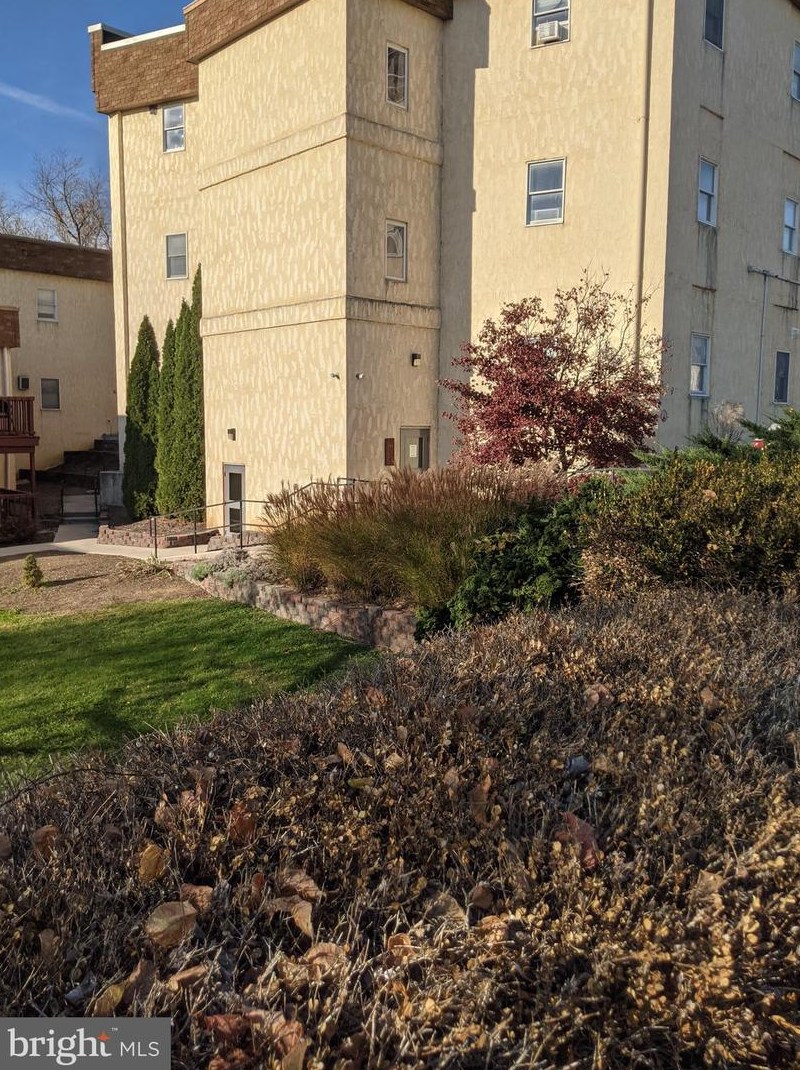 272 W W Second St, Roadside, PA 17268