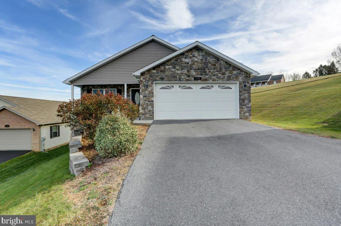 749 Golden Spring Dr, Roadside, PA 17268-2916