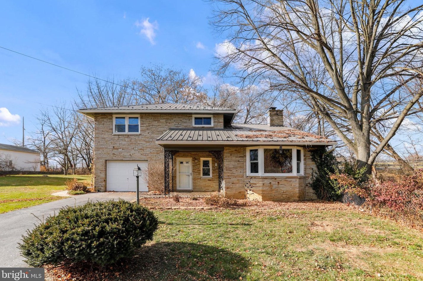 90 Falling Spring Rd, Chambersburg, PA 17202-8481
