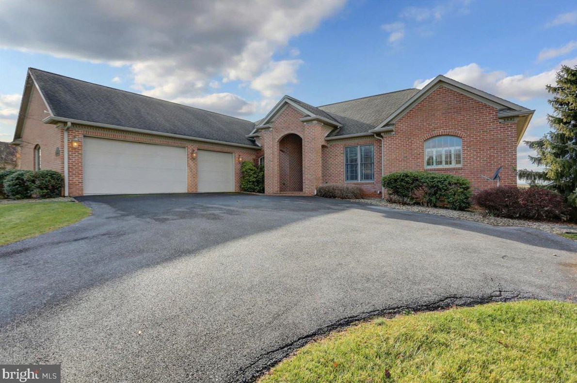 6229 Merion Dr, Fayetteville, PA 17222-9421