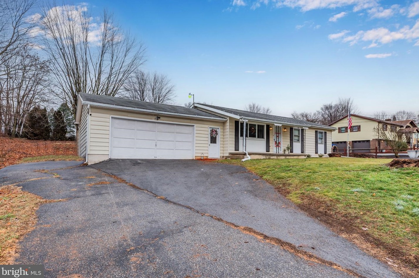 303 Garman Dr, Chambersburg, PA 17202-3335