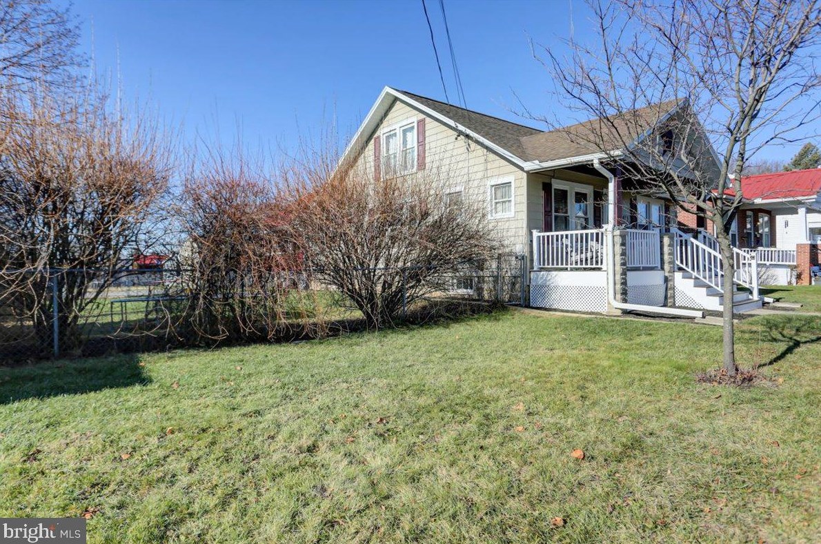 455 4th St, Chambersburg, PA 17201-3412