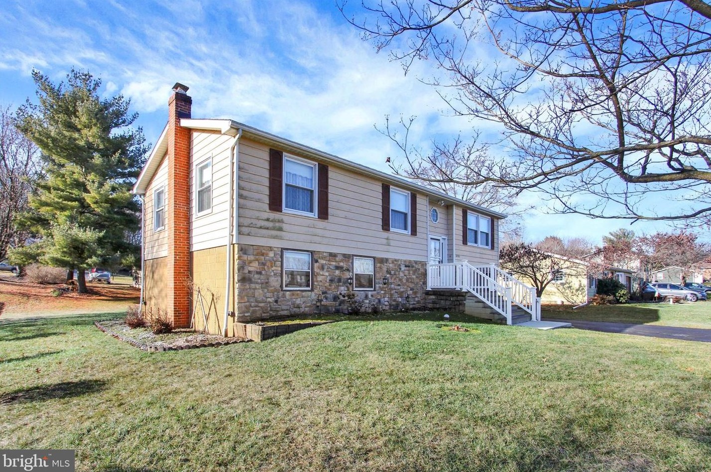 8296 Sheffield Manor Blvd, Roadside, PA 17268-9128