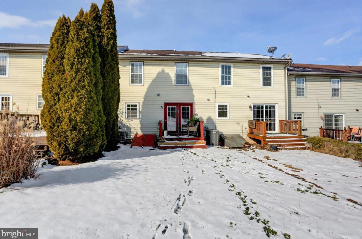 2608 Banbury Ln, Chambersburg PA  17202-8136 exterior