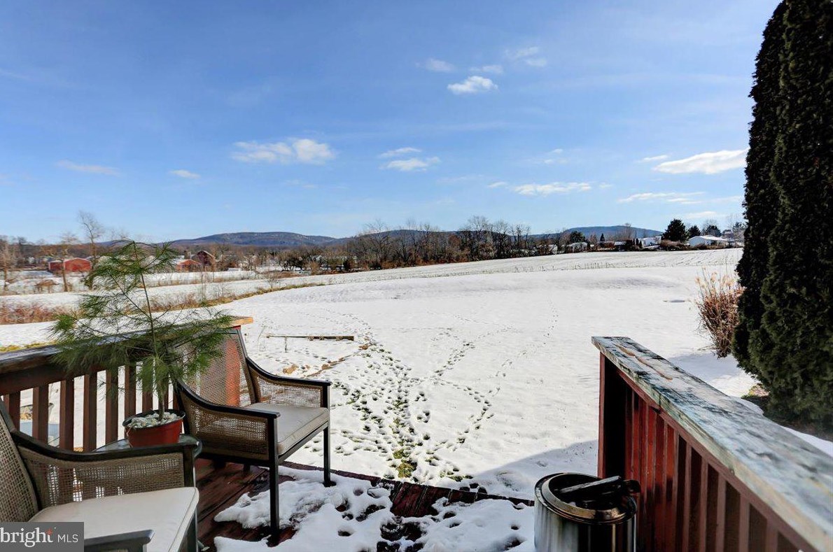 2608 Banbury Ln, Chambersburg PA  17202-8136 exterior