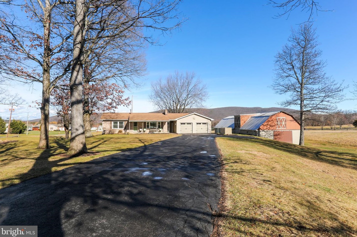 740 New Ln, Chambersburg, PA 17202-8465