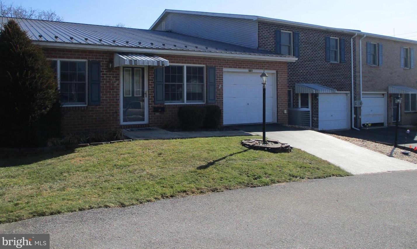 607 W 3rd St, Roadside, PA 17268