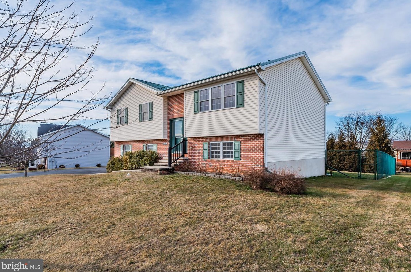 10483 Mapleton Rd, Lees Cross Roads, PA 17257-9027