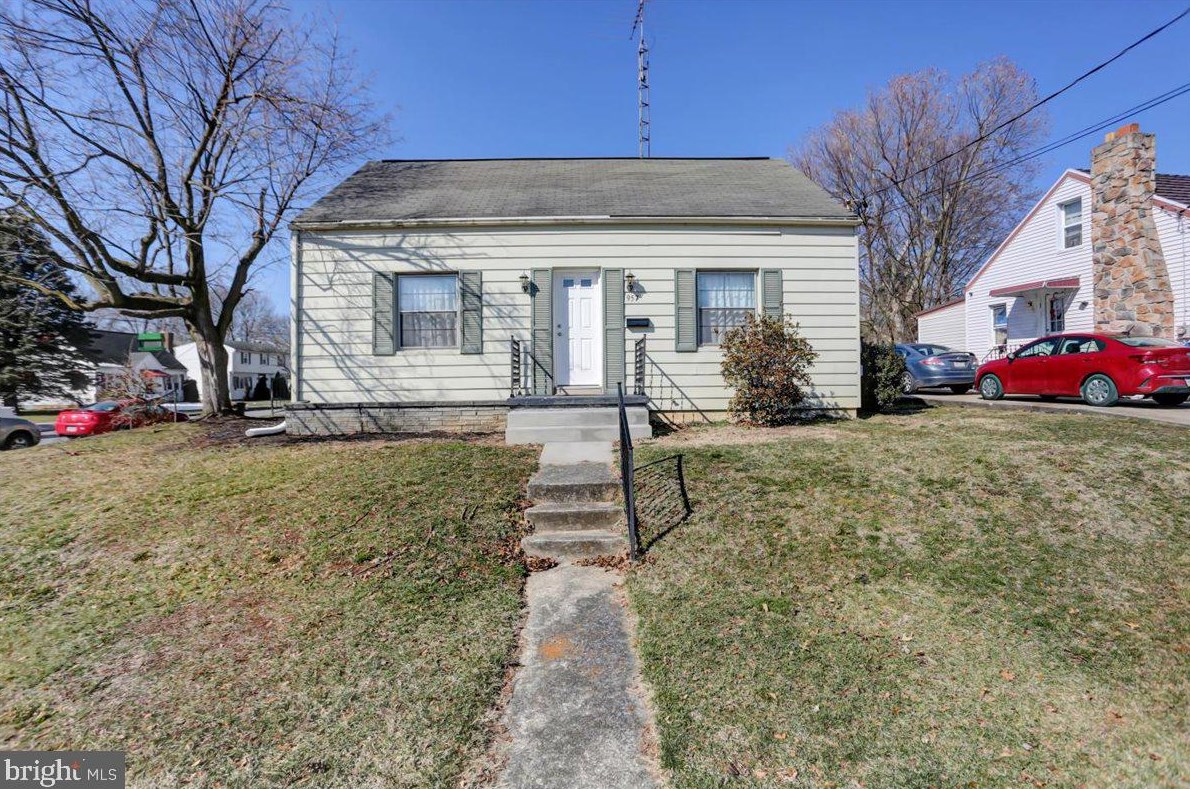 957 S Coldbrook Ave, Chambersburg, PA 17201