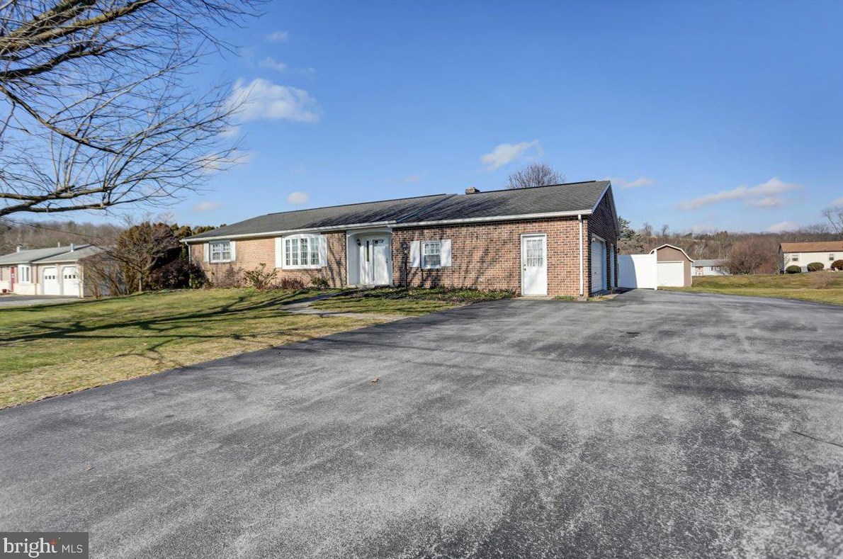 2235 Loop Rd, Chambersburg, PA 17202-8846