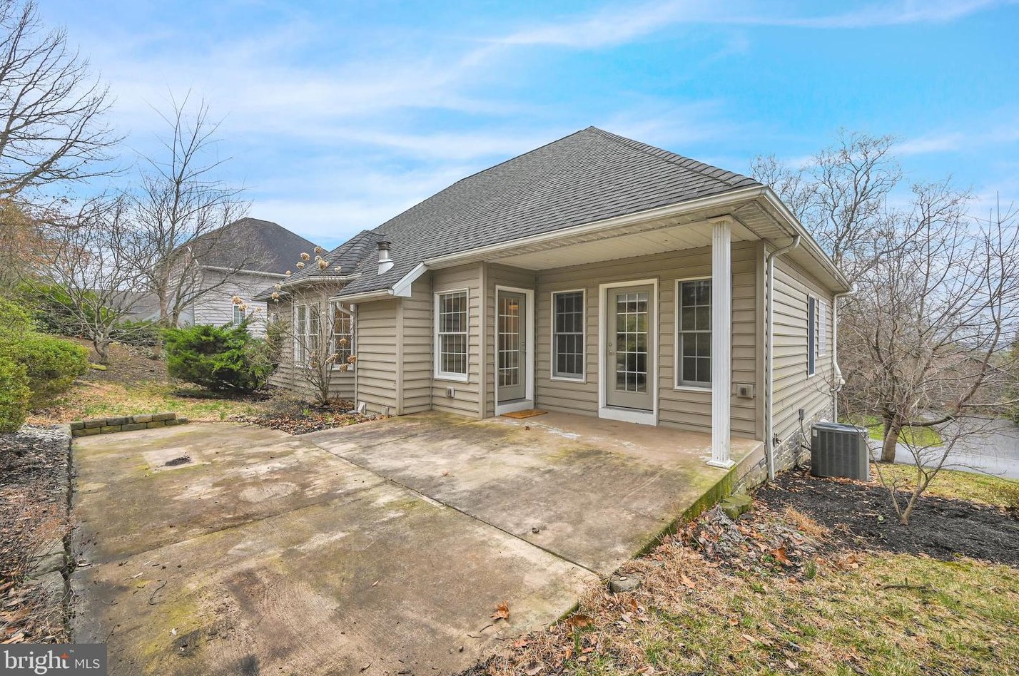 6130 Greenbriar Dr, Fayetteville, PA 17222