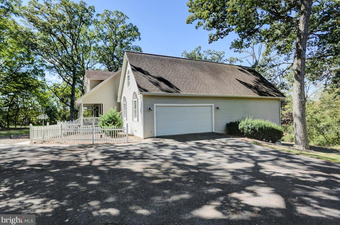 2065 Loop Rd, Chambersburg PA  17202-8842 exterior