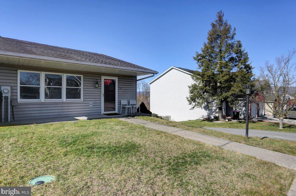 90 Nottingham Dr, Chambersburg, PA 17201-8759