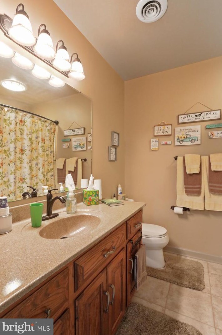 180 Buckingham Dr, Chambersburg PA  17201-8370 exterior