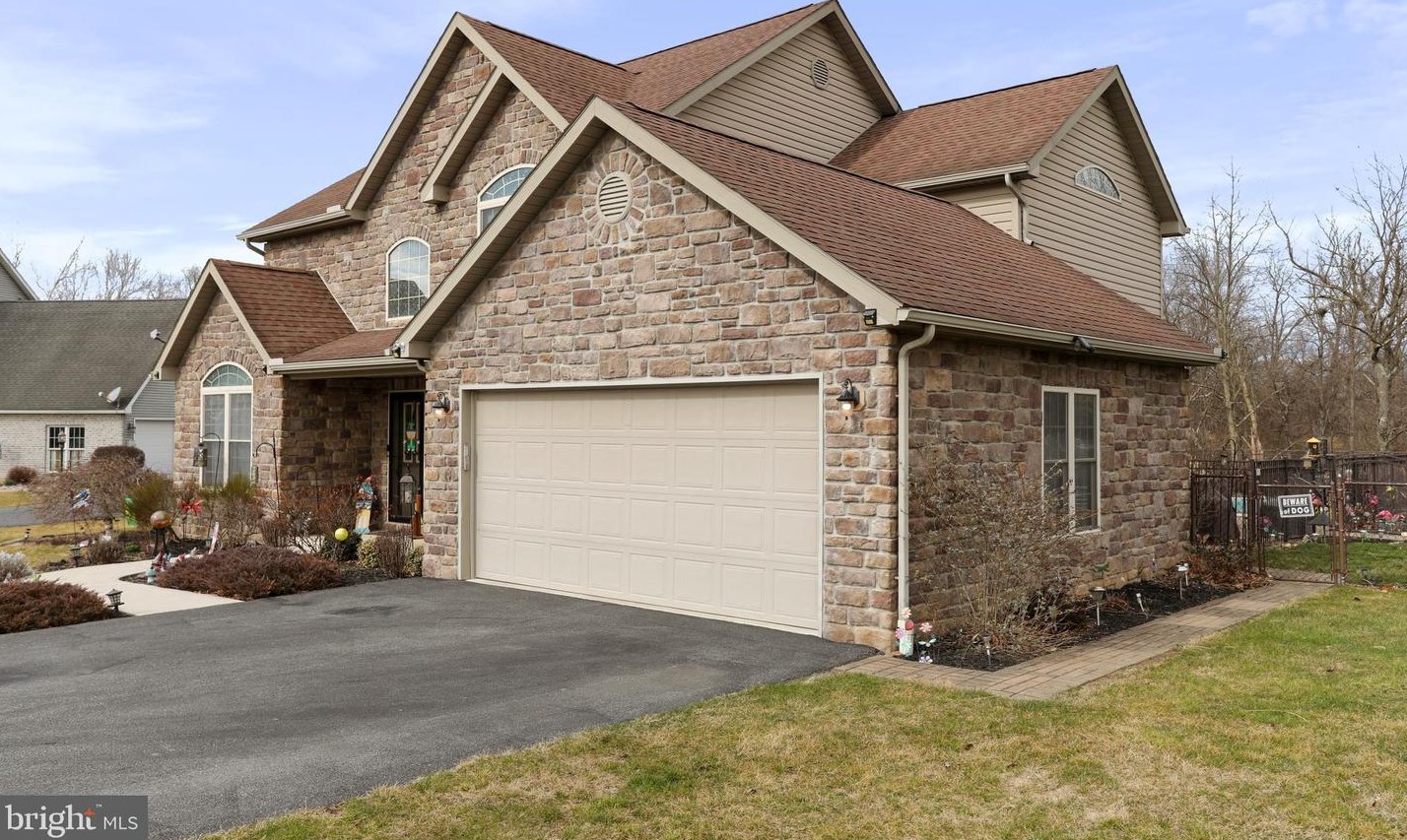 180 Buckingham Dr, Chambersburg PA  17201-8370 exterior
