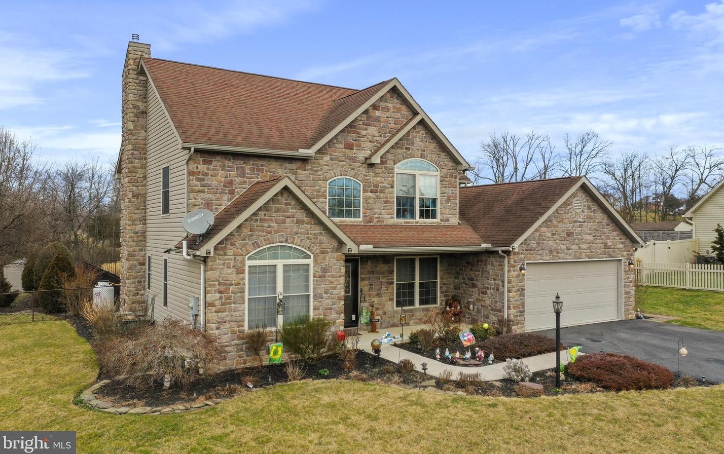 180 Buckingham Dr, Chambersburg PA  17201-8370 exterior