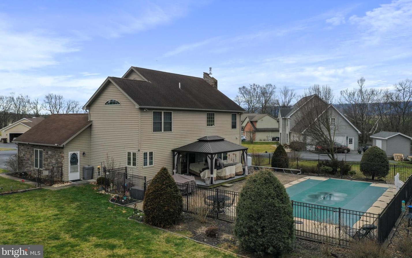 180 Buckingham Dr, Chambersburg PA  17201-8370 exterior