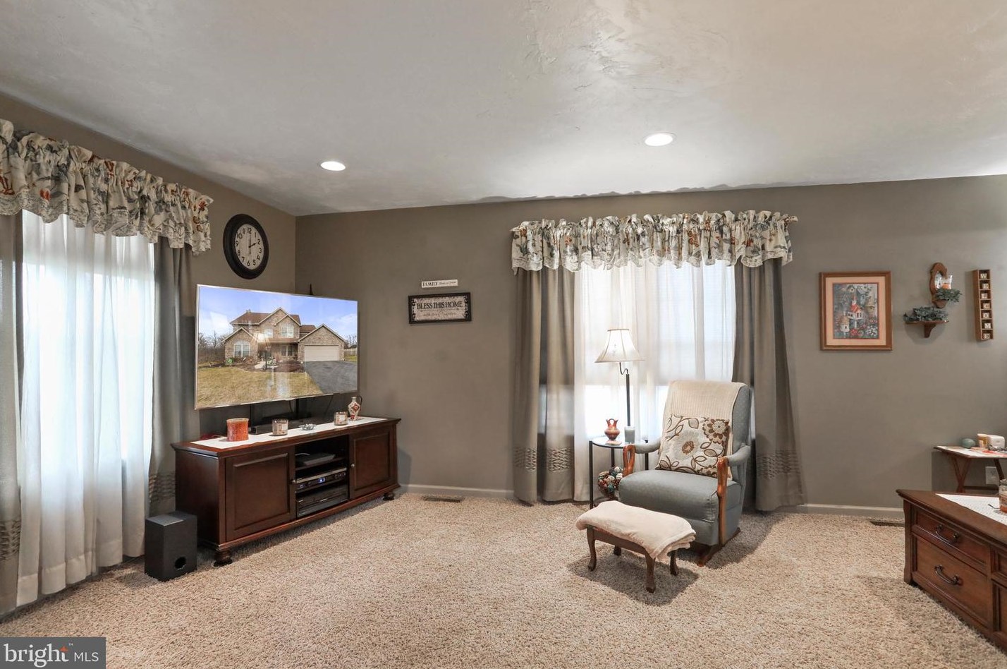180 Buckingham Dr, Chambersburg PA  17201-8370 exterior
