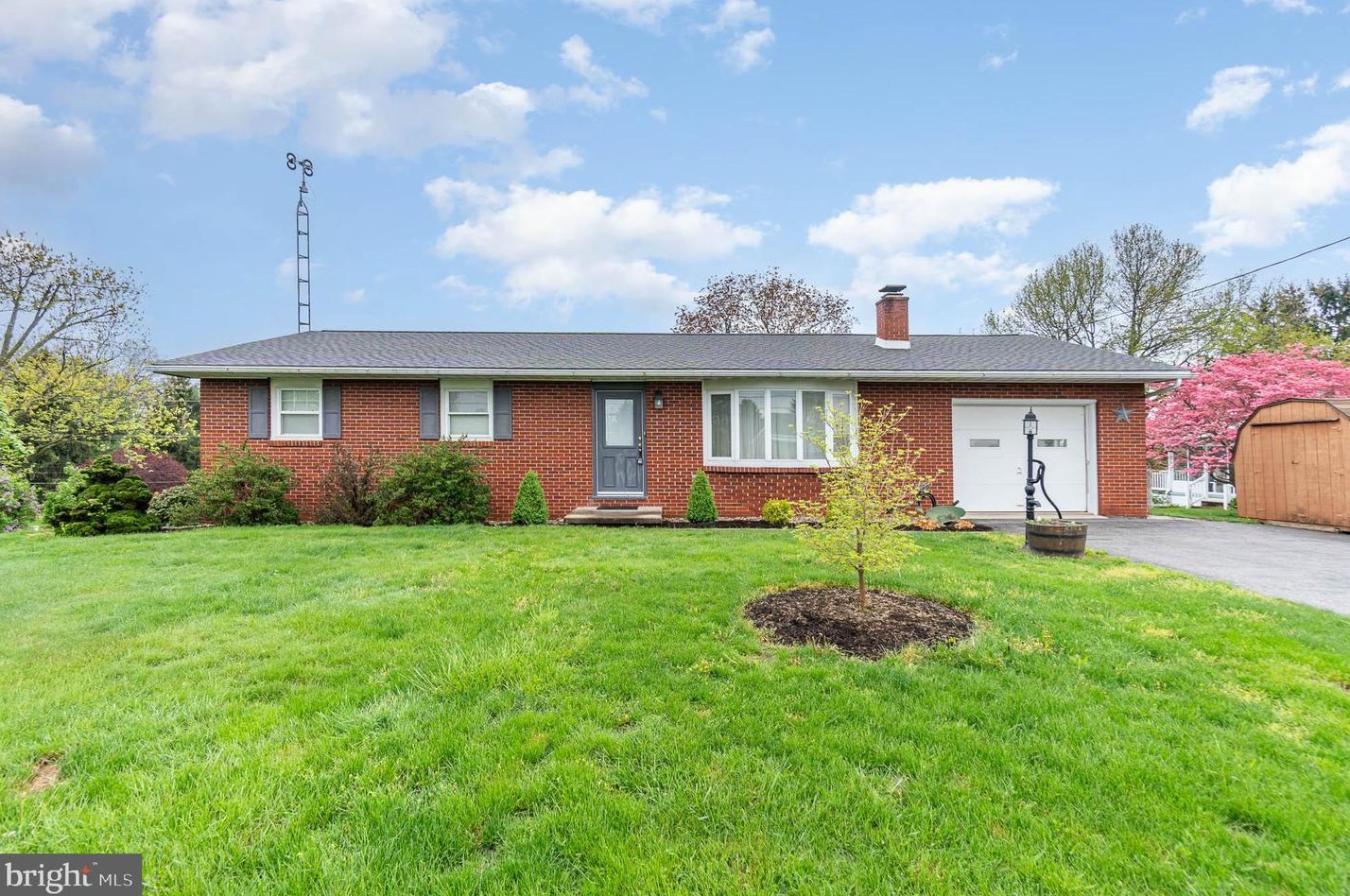 1489 Hillcrest Dr, Chambersburg, PA 17202-8807