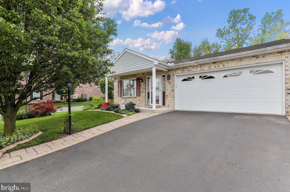 735 Golden Spring Dr, Roadside, PA 17268-2916