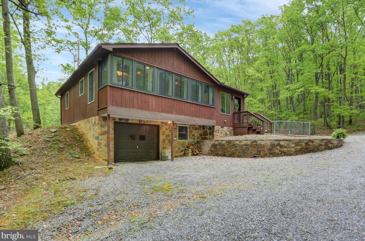 2555 Lindsay Lot Rd, Lees Cross Roads, PA 17257
