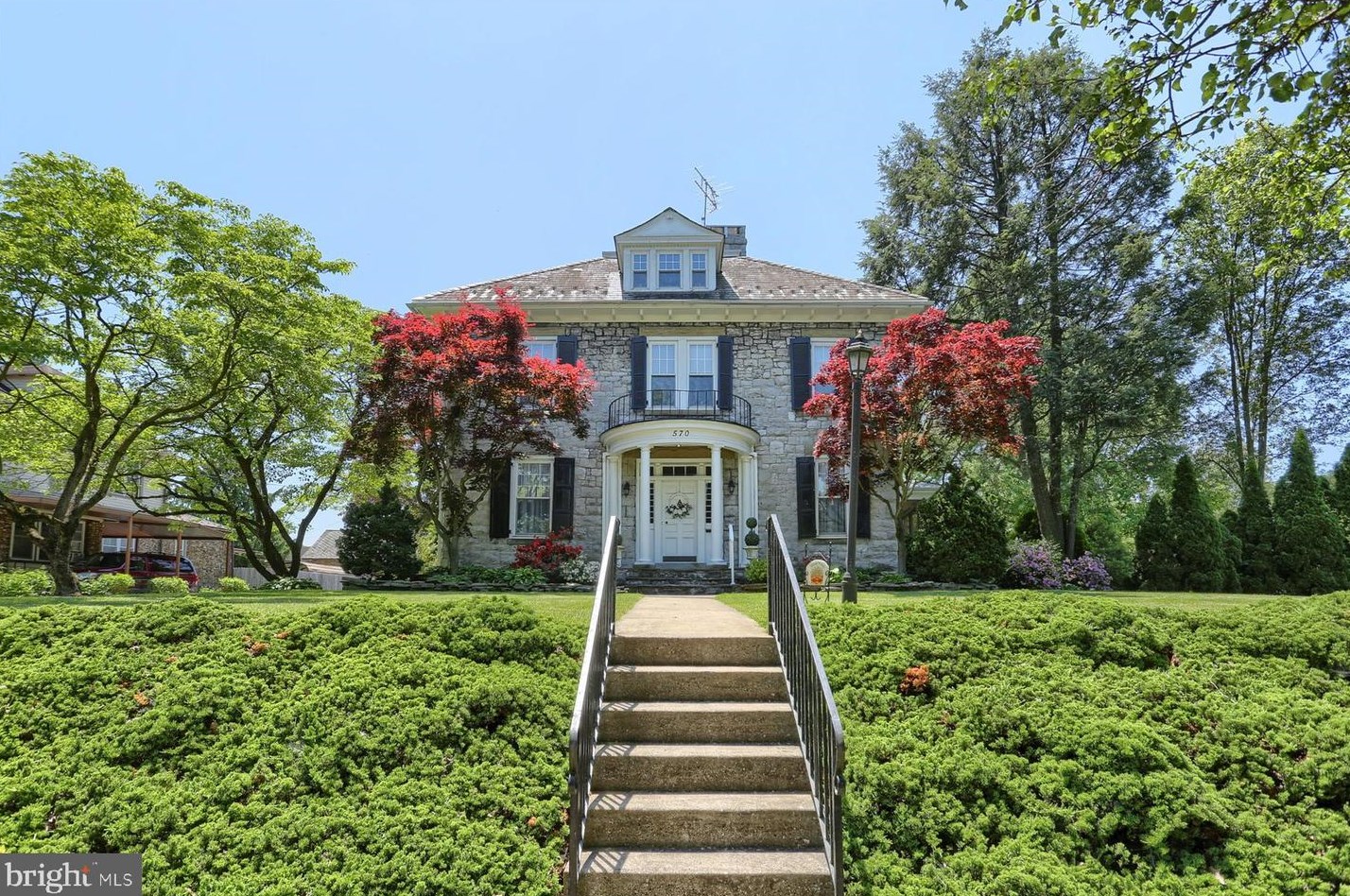 570 Montgomery Ave, Chambersburg, PA 17201-1707