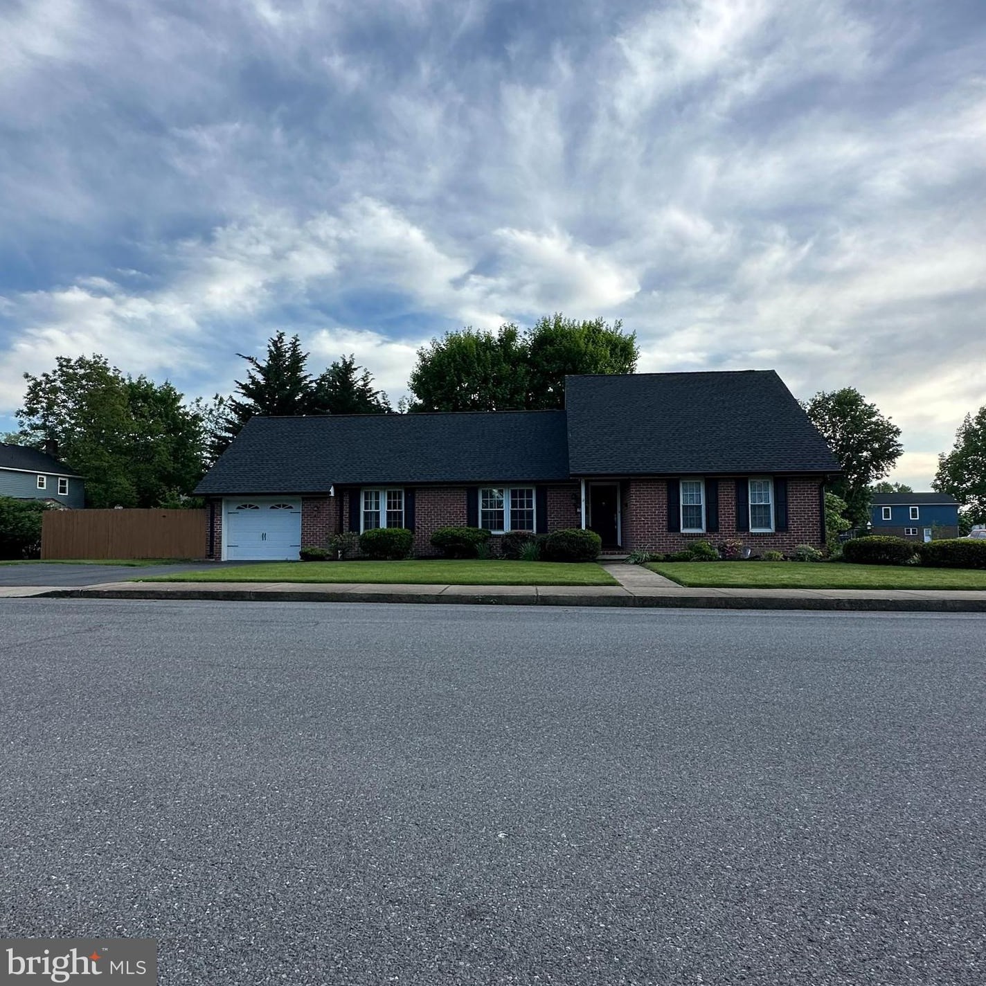 702 Long Ln, Chambersburg, PA 17201-3848