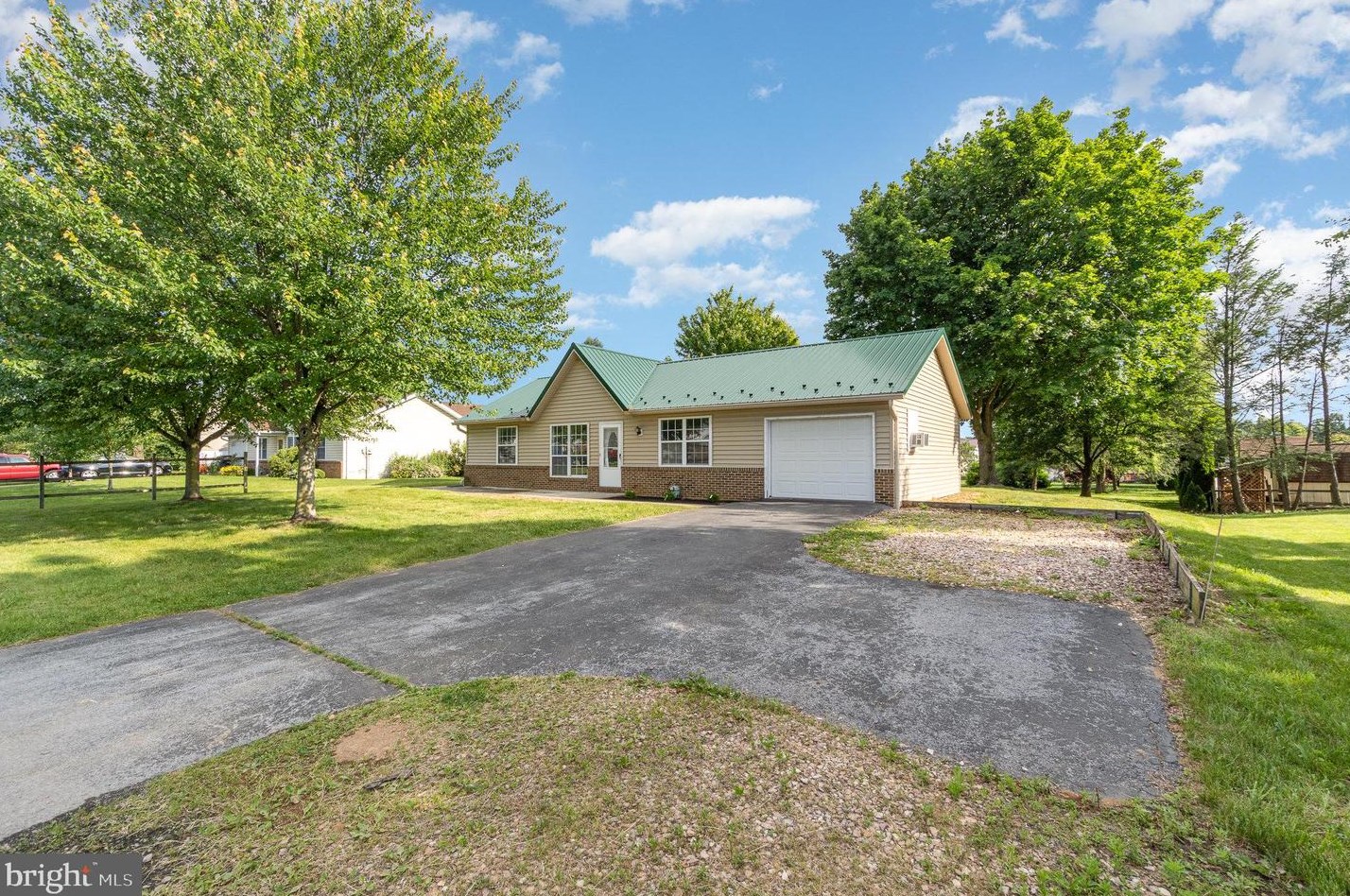 1791 Wisteria Dr, Chambersburg, PA 17202-3009